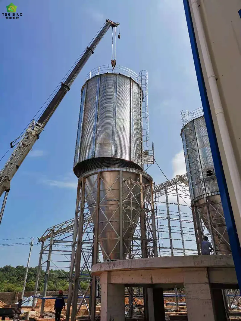粮食钢板仓吊仓操作中 粮食钢板仓吊仓操作中